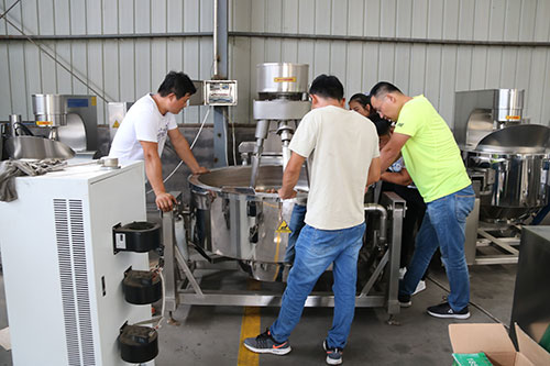 攪拌炒鍋炒制椒鹽核桃現(xiàn)場(chǎng)圖片